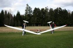 Die Erstflugpiloten mit ihren neuen Modellen und dem Schlepper