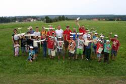 Teilnehmer, Betreuer und Eltern beim „Tag auf dem Modellflugplatz“